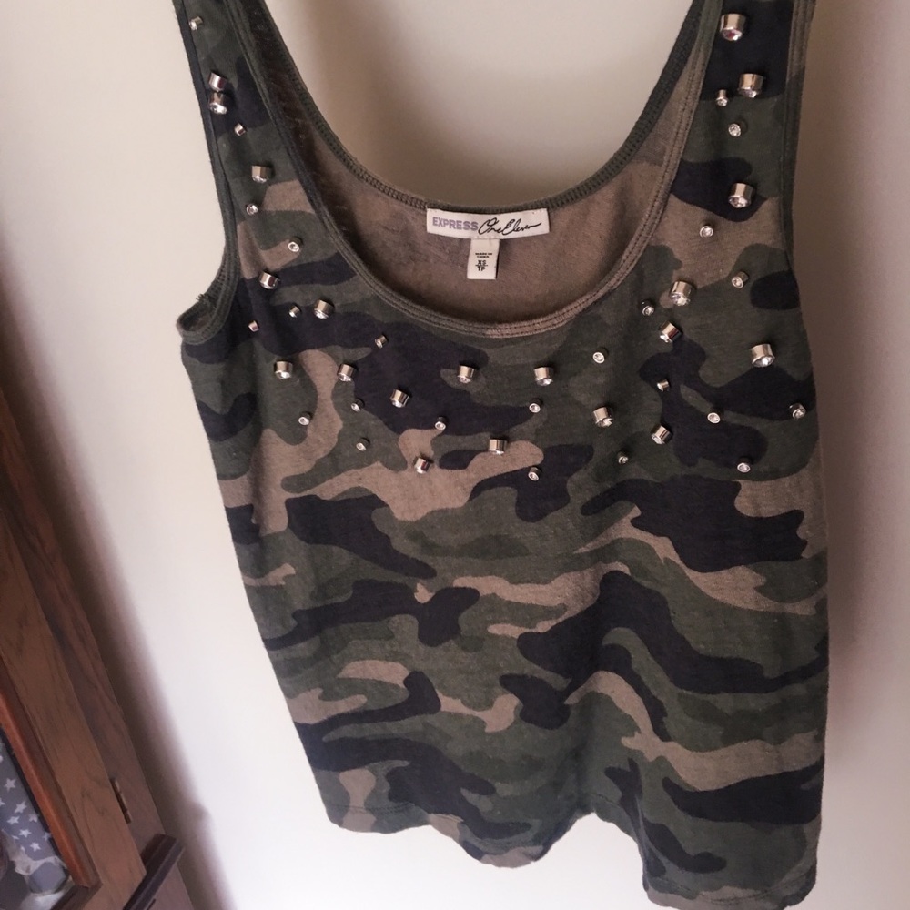 Express studded camo tank!💚🌲